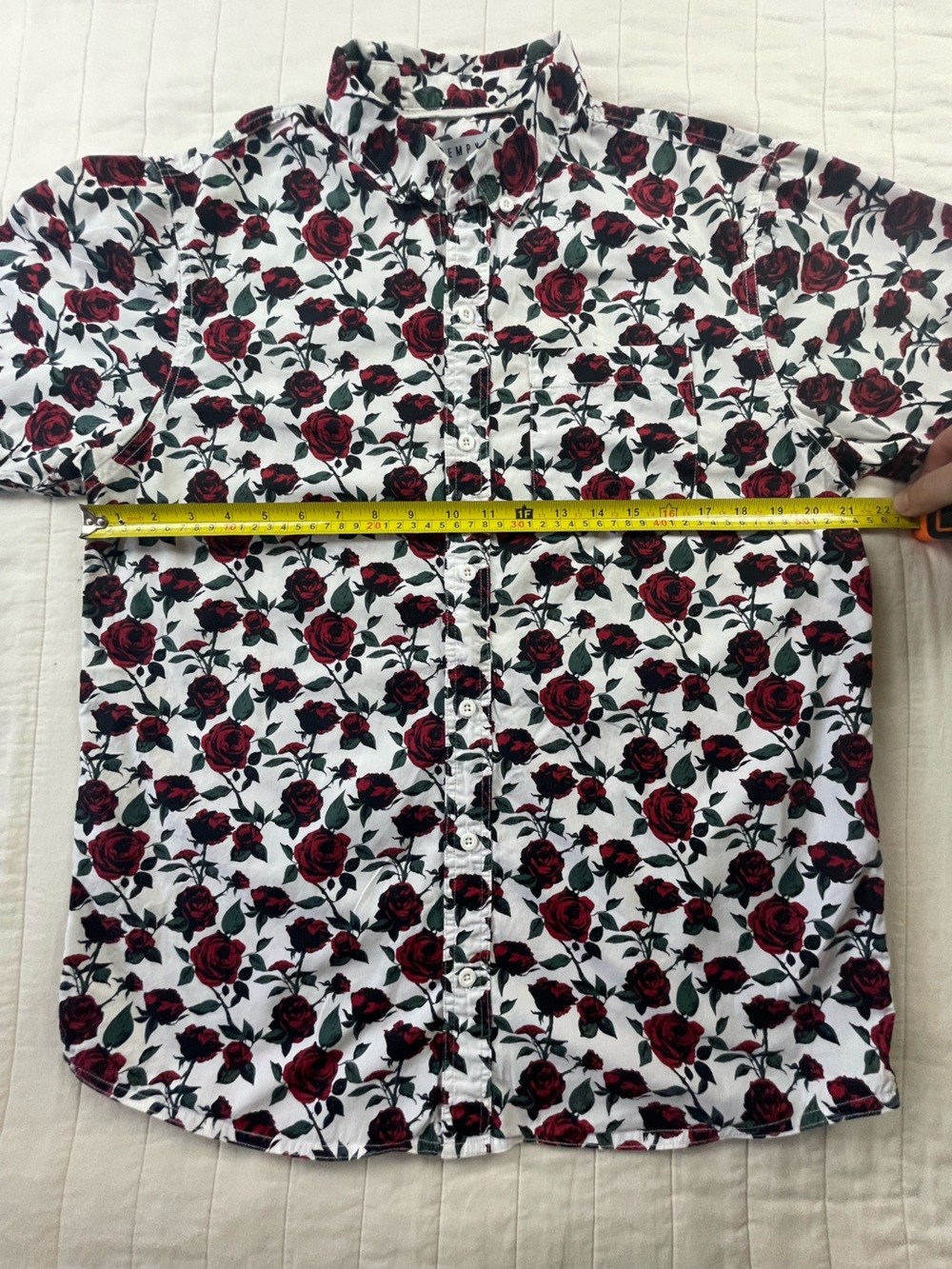 Empyre White Short-Sleeve CottonButton-Up with Red Rose Print Medium - Picture 6 of 9